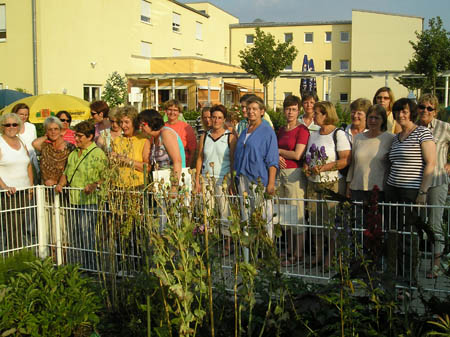 Führung am Giftpflanzenbeet anlässlich der Fortbildungsveranstaltung des Sozialdienstes von Germering am 19. Juli 2007