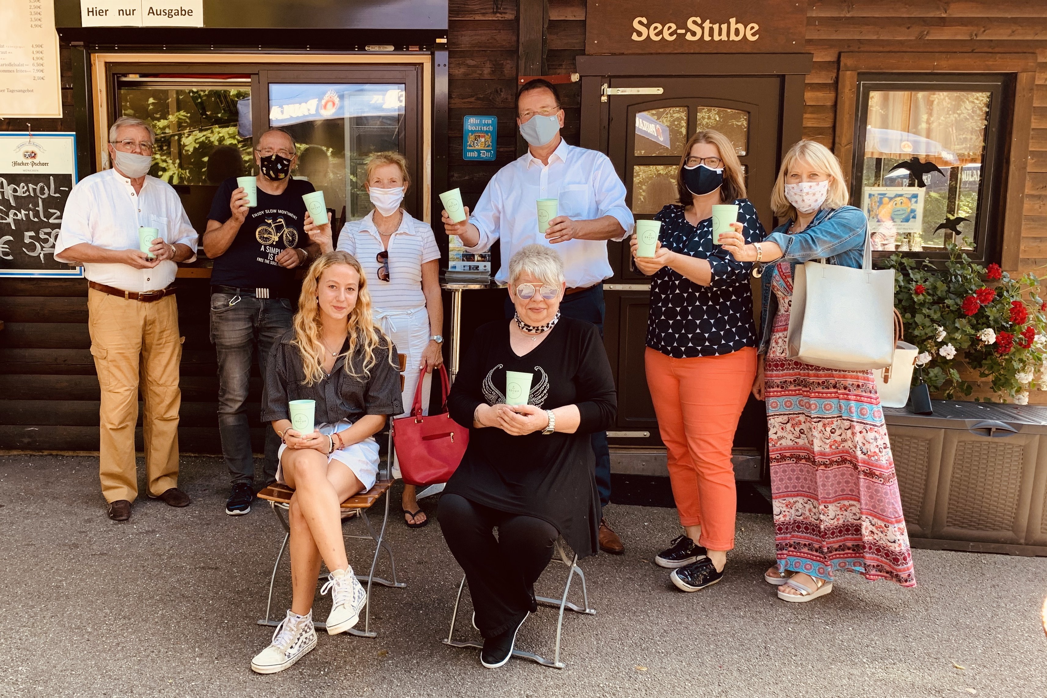 stehend v. li.: Herbert Krause (Umweltbeirat), Thomas Wieser (Umweltangelegenheiten), StRin Angelika Kropp-Dürr (Umweltreferentin Stadtrat), OB Andreas Haas, StRin Katrin Schmidt (Gewerbereferentin Stadtrat), Petra Tech (Standortförderung) Sitzend v. li: Samana Müller, Biggy Mientjes (beide Kiosk am See)