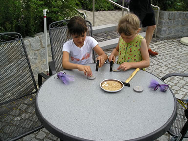 Kinder beim Haferflockenklopfen