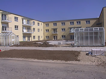 Der Garten der Begegnung, eingebettet in den Bauten der Seniorenresidenz Curanum, im Bau. 