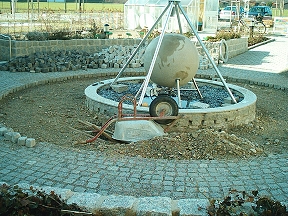 Der Weltkugelbrunnen wurde leider wieder zur Baustelle, da aus sicherheitstechnischen Gruenden um das Becken herum noch eine Erdleitung verlegt werden muss