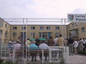 Einweihung des Gartens der Begegnung. Zahlreiche Besucher wohnten dem Geschehen bei.