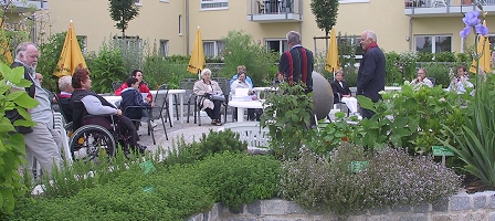 Nach Vaetersitte mit Sense und Sichel - die Gartenteammitglieder Helmut Treml und Alfons Ippenberger bei der Getreideernte. 