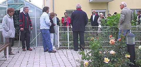 Nach Vaetersitte mit Sense und Sichel - die Gartenteammitglieder Helmut Treml und Alfons Ippenberger bei der Getreideernte. 