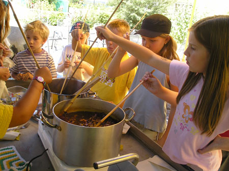 Ferienprogramm der Stadt Germering „Mit Pflanzen färben“ mit Inge Dittrich und Heidi Klöden am 6.August 2007