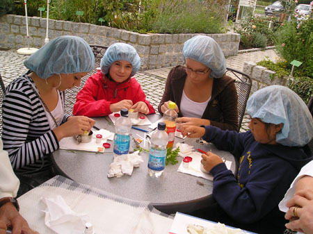 Ferienprogramm der Stadt Germering „Duftende Natursalben“ mit Brigitte Götze am 21. August 2007