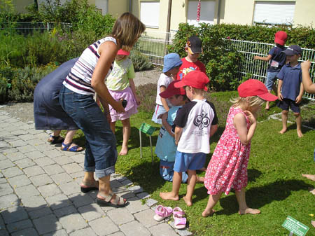 Die Kinder des Kindergartens St. Nikolaus auf dem Duftrasen am 17. Juli 2007