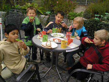 Kinder der Kindertagesstätte St. Nikolaus beim Schnittlauchbrot-Essen am 12. Oktober 2007