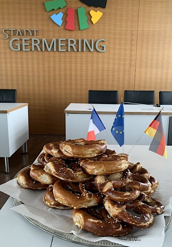 Austauschschülerinnen und -schüler aus Domont zu Besuch im Rathaus