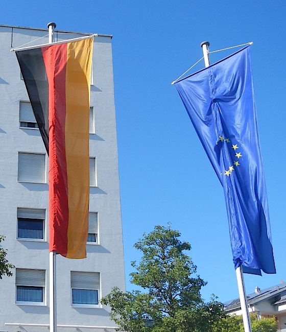 Aktuelle Beflaggung vor dem Rathaus