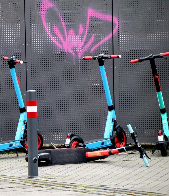 Hinweis zum ordnungsgemäßen Abstellen von E-Scootern