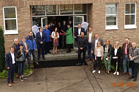 Bild: © AmperVerband Feierliche Eröffnung der Lehrwerkstatt durch Katrin Staffler (MdB CSU): v.l. Thomas Mösl (Geschäftsleitung AV), Andrea Reu (Berufsschule FFB), Christian Walch (Wassermeister Gem. Maisach), Heinrich Lenker (3. BGM Gilching), Alexander Wenzel (Ausbildungsleiter GfA), Thomas Buranj (Kfm. Leiter GfA), Richard Salvermoser (Ausbildungsleiter AV), Marianne Klaffki (SPD) (stellv. Landrtin DAH), im Mittelpunkt AZUBEEs),Katrin Staffler (MdB CSU), Stefan Joachimsthaler (Verbandsvorsitzender AV), Andreas Magg (BGM Olching), Andreas Haas (OB Germering), Hans Seidl (BGM Maisach), Franziska Haydn (AZUBEE), Marion Stockinger (Ass. GL AV), Martina Liebscher (AZUBEE), Martin Schäfer (BGM Gröbenzell), Norbert Seidl (BGM Puchheim)