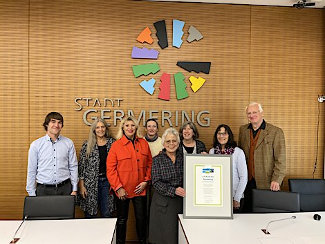 (v.l.: Markus Seidl (CSG), Michaela Radykewicz (Weltladen Germering), Manuela Kreuzmair (2. Bürgermeristerin Stadt Germering), Stefanie Pockrandt-Gauderer (Würfel & Schwert e.V.), Monika Greczmiel (Frauen- und Seniorenunion CSU), Andrea Hermann (Stadtkirche), Wolf-Dieter Gatzke (Sprecher der Steuerungsgruppe), Agnes Dürr (Die Grünen)