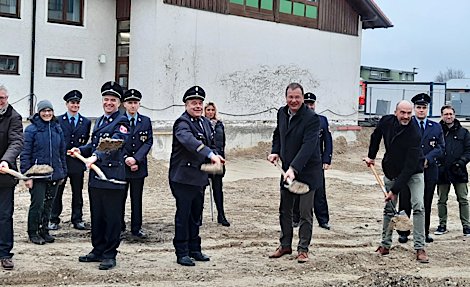 Rudolf Widmann, Referent für Feuerwehren im Stadtrat, Agnes Dürr, Stadträtin, Thomas Mayrhofer, Stv. Kommandant und Kreisbrandmeister, Ludwig Deimel, FFW Germering, Stefan Heine, FFW Germering, Michael Kleiber, Stadtbrandinspektor und Kommandant, Manuela Kreuzmair, 2. Bürgermeisterin, Andreas Haas, Oberbürgermeister, Alexander Lichti, FFW Germering, Wolfgang Sütfels, Architekt, Christian Haugg FFW Germering, Michael Knittler, Statiker
