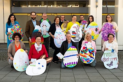 Vorne v.l: Helen Hoff (Bhdl. Lesezeichen), Gabriele Wirsching (Optik Tischler), Werner Wolf ( Kulturcafe), Juliane Fischer-Colbri (Fashion Station), Maite Gleißner (Think Pink BeautyOase) Hinten v.l.: Martina Römpp (M+N Moden), Alexander Beck (Niki Augenoptik), Jürgen Kostakis (Expert Techno Markt), Ruth Wirthmann (Teezeit), Günter Luboss (Juwelier Luboss), Angela Lorenzon (Eiscenter Roberto), Michael Huber (Der Radl Markt), Jessica Klose (Solo Si Fashion), Katrin Schmidt (Vorsitzende d. Wirtschaftsverbands)